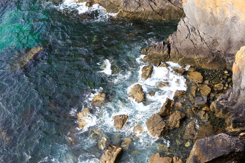 俯瞰落基山脉上铺在岩石上的海浪图片