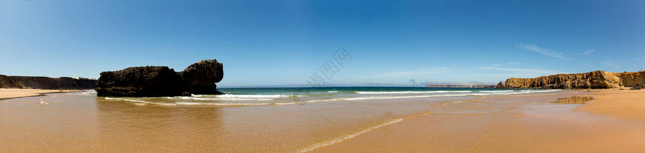 夏季海滨全景有岩石山脚下海边岩石图片