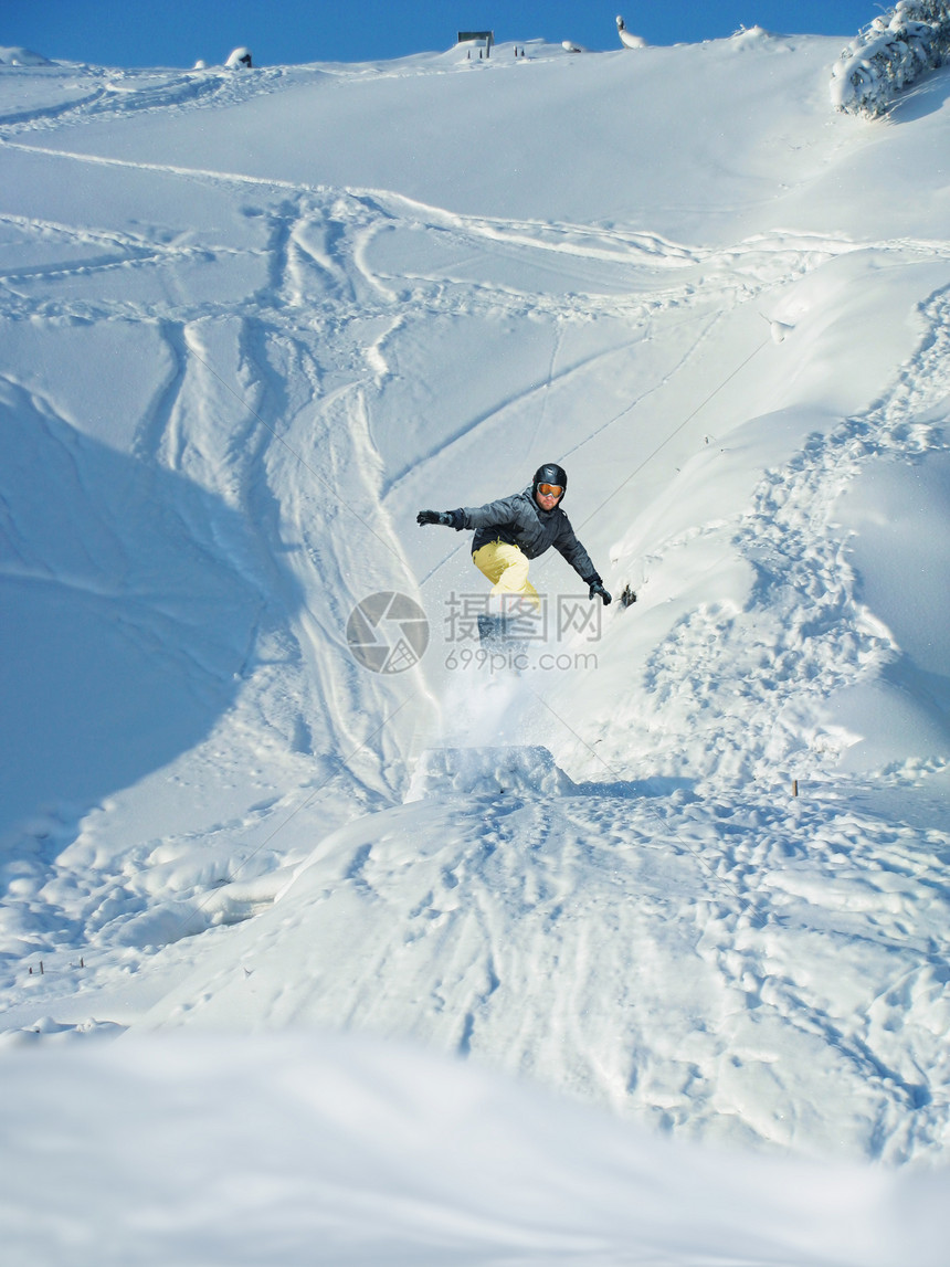 男子滑雪下坡图片