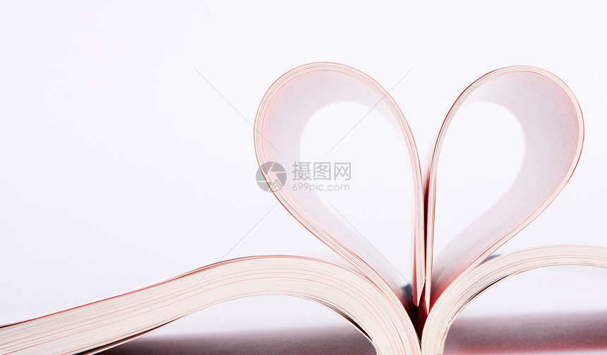 折叠成心脏形状的书页图片