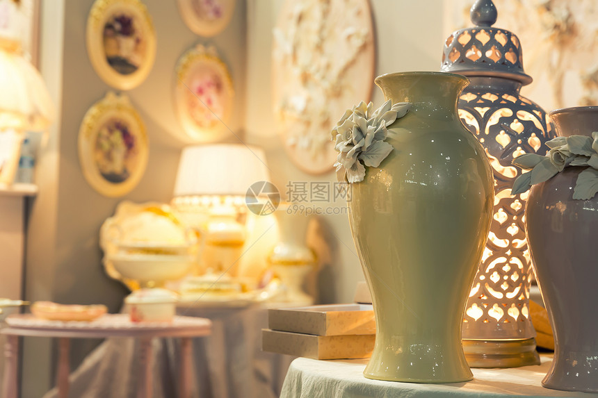 陈年室内缝合器中的陶瓷花瓶图片