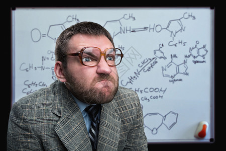 戴眼镜的怪异教授思考化学配方戴眼镜的商人图片