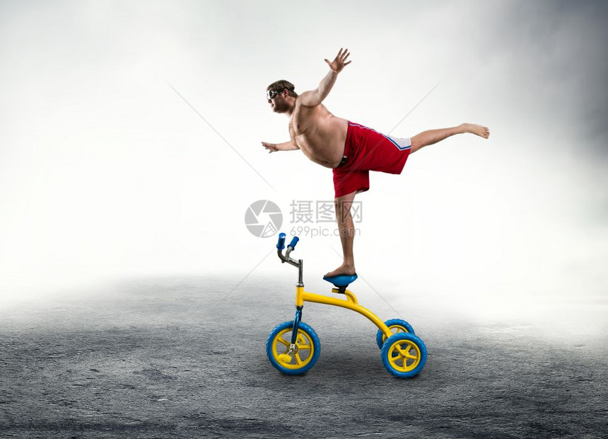 书呆子男人站在小自行车上图片