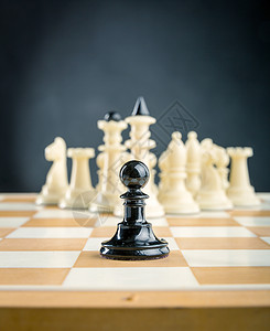 站在白象棋队面前的黑白子高清图片