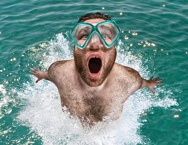 男人游泳面具从水中跳出来呼吸空气图片