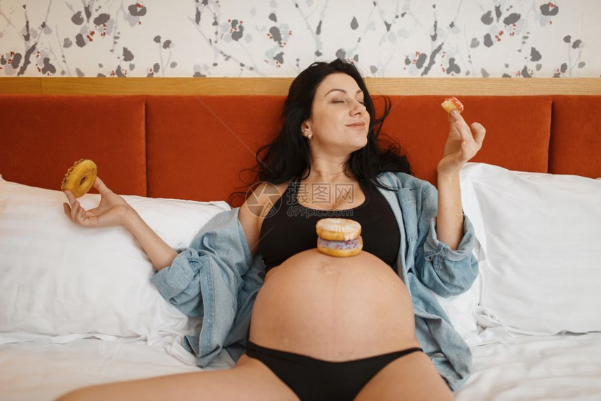 孕妇在床上吃饼干图片
