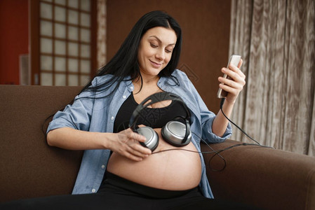 孕妇与肚子婴儿一起听音乐图片