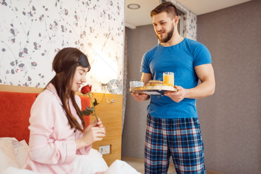 丈夫为妻子准备浪漫早餐图片