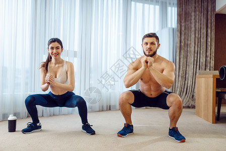 情侣在家一起健身图片