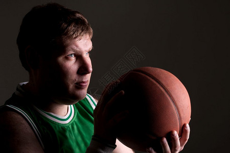 手拿篮球的篮运动员肖像图片