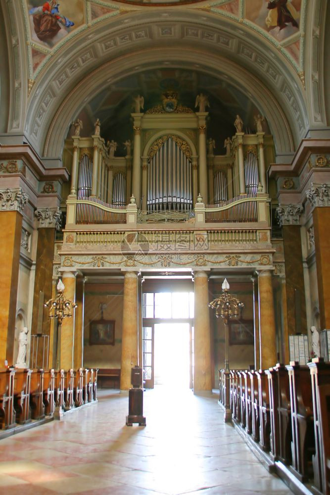 旧教堂的巨型乐器门是开着的图片