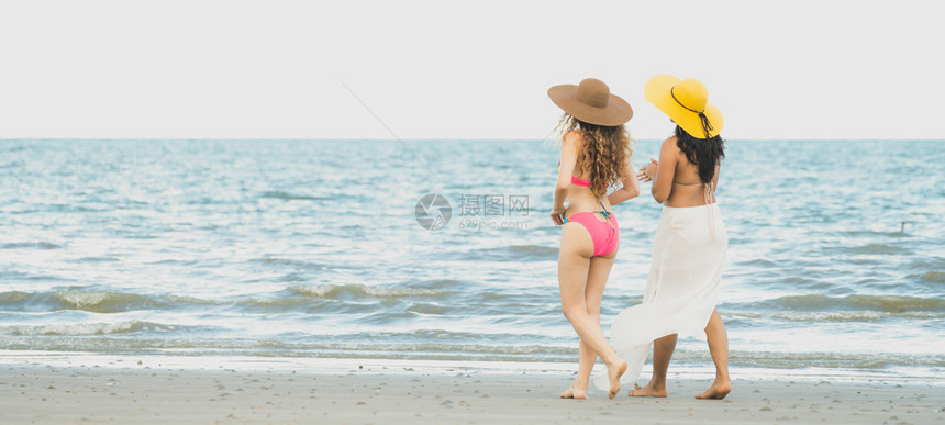 一起在暑假的热带沙滩上晒太阳图片
