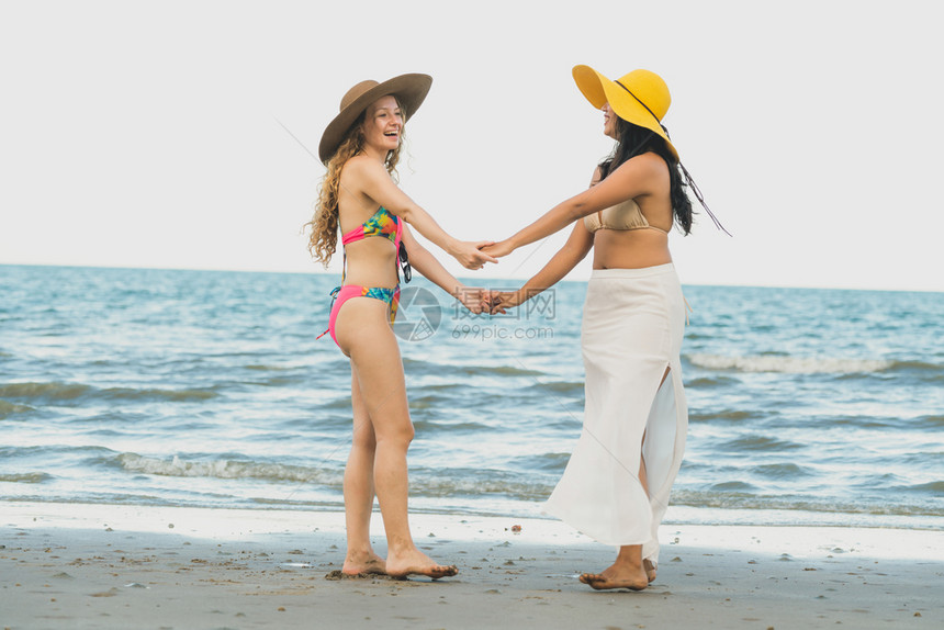 在沙滩上跳舞的快乐妇女图片