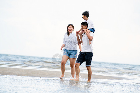 幸福家庭夏天去热带沙滩度假图片
