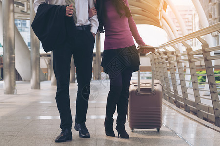 夫妇旅行者在机场候道上行走带旅袋或李出国度蜜月旅行图片