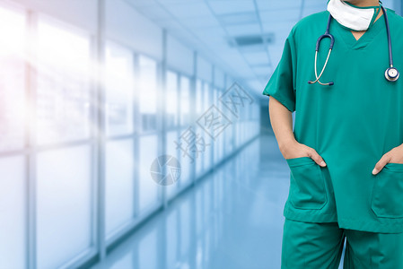 医院有自信的外科医生穿着制服站在医院里疗和外科技术的概念图片
