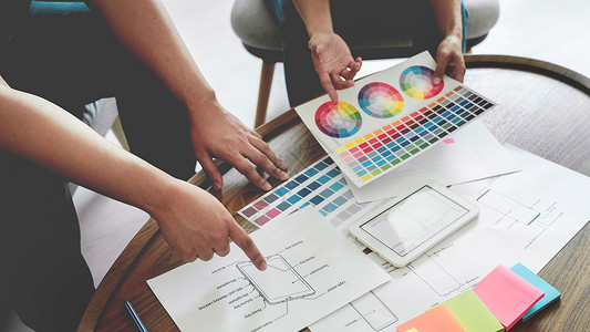 协同设计讨论在共同工作空间产品设计中使用原产品颜色的条件团队合作现代概念的创造小组会议背景