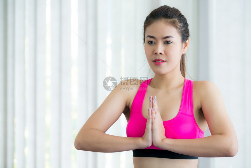 练瑜伽的女子图片