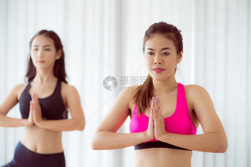 练瑜伽的女子图片