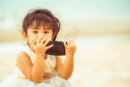 可爱的孩子在热带沙滩吃西瓜图片