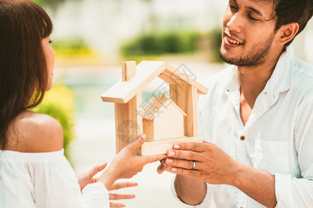 年轻夫妇计划买房子过上幸福的生活图片