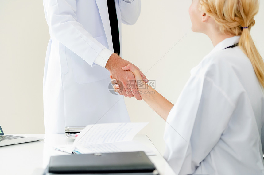 医院生向另一名医生握手图片