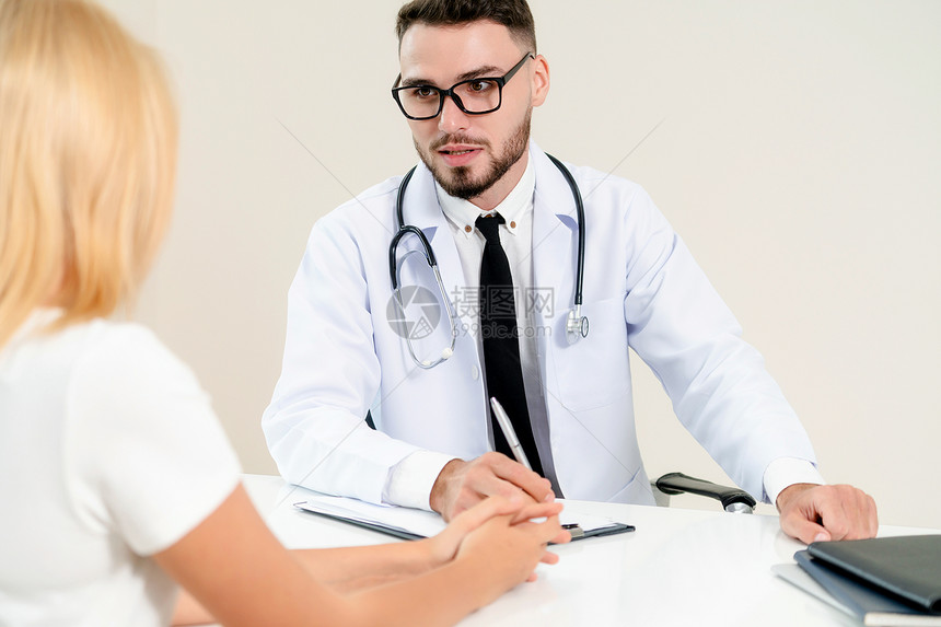 男医生正在办公室与女病人交谈在医疗保健图片