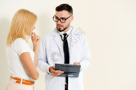 拥有病人健康记录文件的男医生和女病人在院里交谈疗保健和服务图片