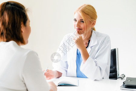 女医生正在对女病人进行谈话和检查图片