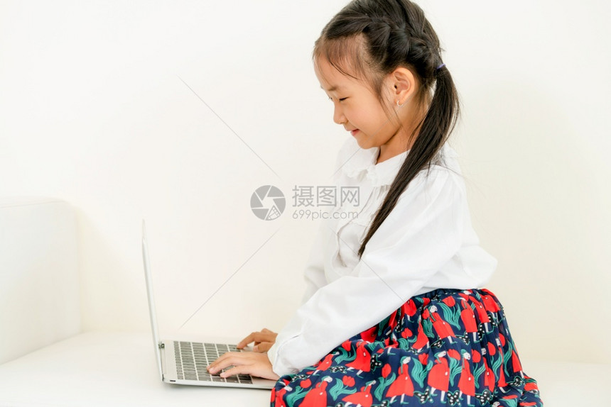 快乐的孩子使用笔记本电脑图片