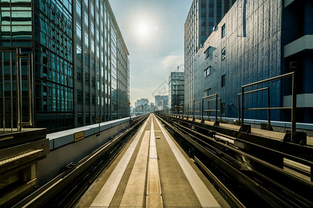 现代城市列车前视线直铁路城市建筑背景火车交通和铁路概念图片