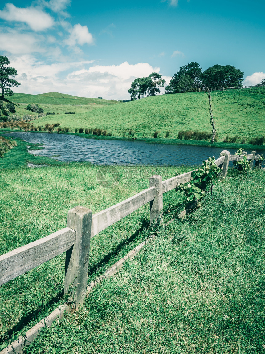 农村绿草地的古老音调形象英国和平的农村地区风景美丽的山地农田和该国草原图片