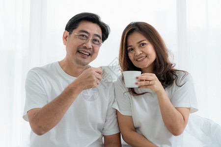 正在家喝茶的中年夫妻图片
