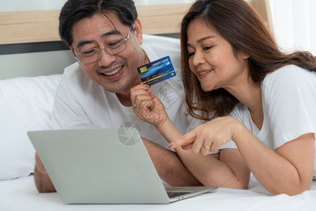 中年夫妻在家使用信用卡网购图片