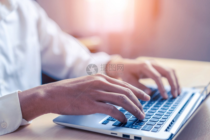 办公室人员在电脑键盘上打字图片