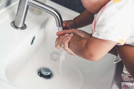 预防新型冠状疾人们在洗手池以净化感染图片