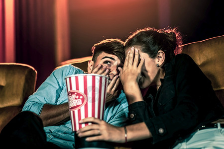 一对情侣在电影院看恐怖片图片
