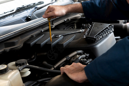 在汽车库提供修理和维服务的专业机械师汽车服务业概念背景图片