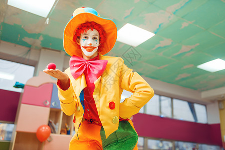 小丑服装在游戏室庆祝生日的小丑背景