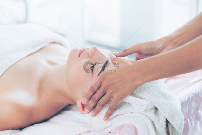 女子在温泉疗养所接受面部按摩和头疗养图片