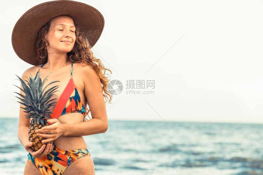 夏天在热带沙滩上穿泳衣的快乐女子在海滩上穿泳衣图片