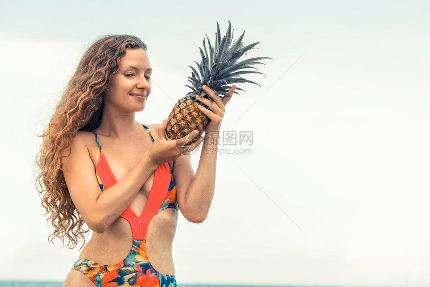 夏天在热带沙滩上穿泳衣的快乐女子在海滩上穿泳衣图片
