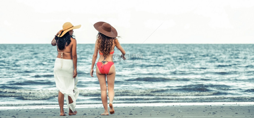 漫步在海滩上的闺蜜俩图片