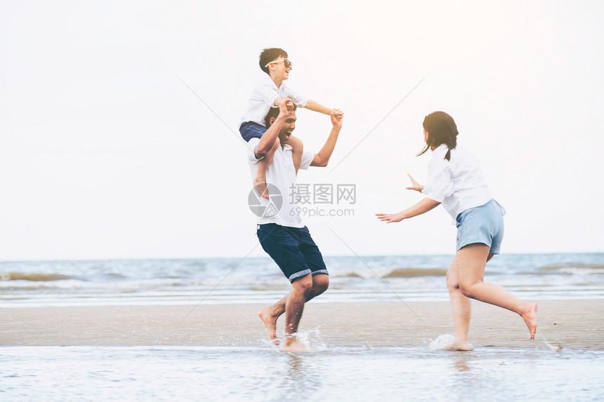 一家人在海边玩耍图片
