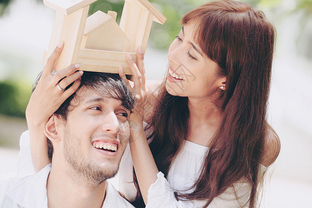 年轻夫妻计划买房子过上幸福的生活图片