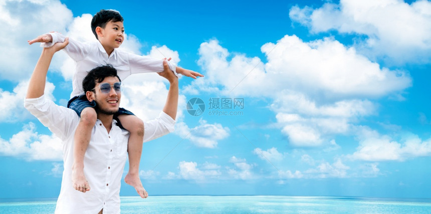 快乐的父亲怀着儿子渡假和逃到大自然快乐的父亲在度假时背着儿子肩膀图片