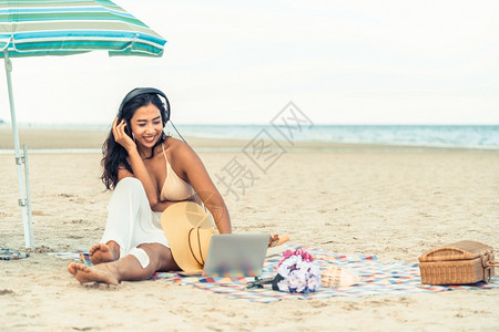 夏天美女海滩度假图片