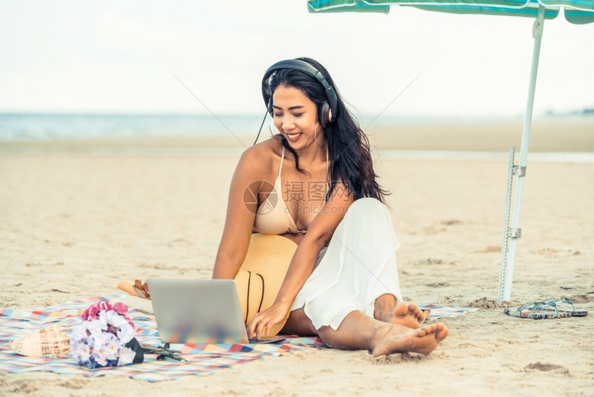 夏天美女海滩度假图片