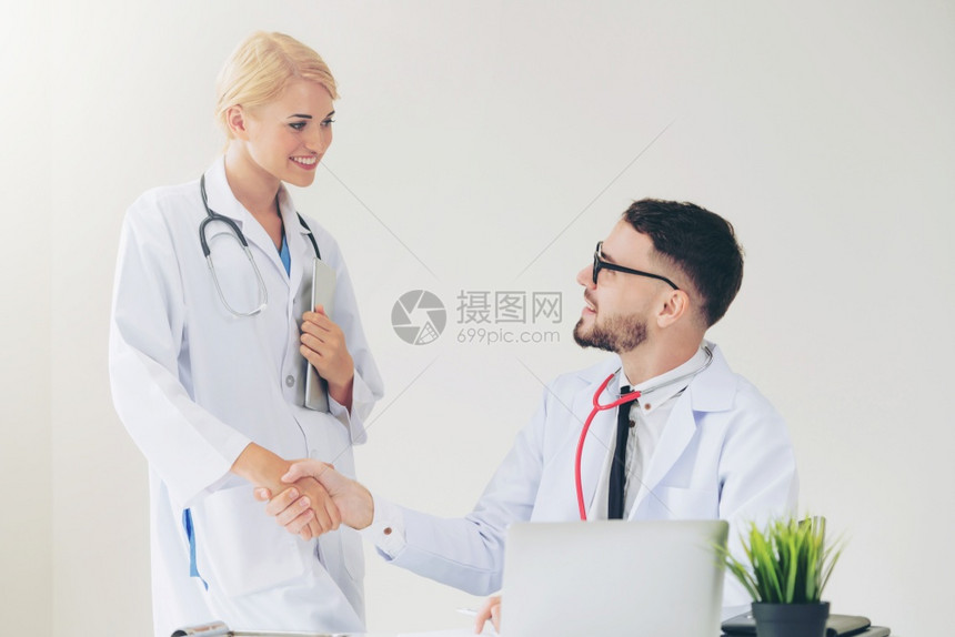 医生与另外一名同事握手图片