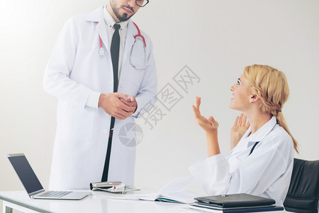 两名医生在讨论病人健康问题图片